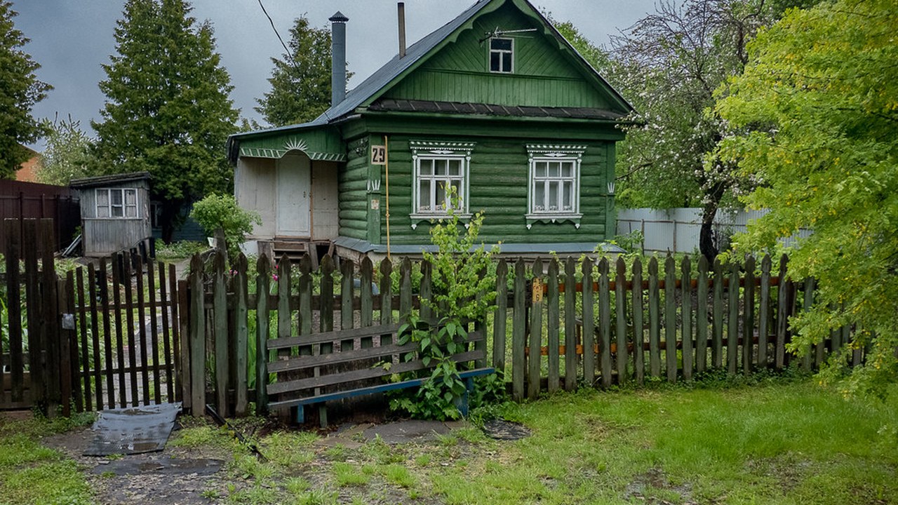 — Не ищи меня, Серёжа, — сказала жена. — Пока ты молчишь при матери, я там чужая